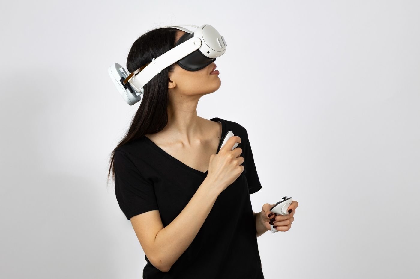 Una persona durante una sessione, con visore e controller in mano